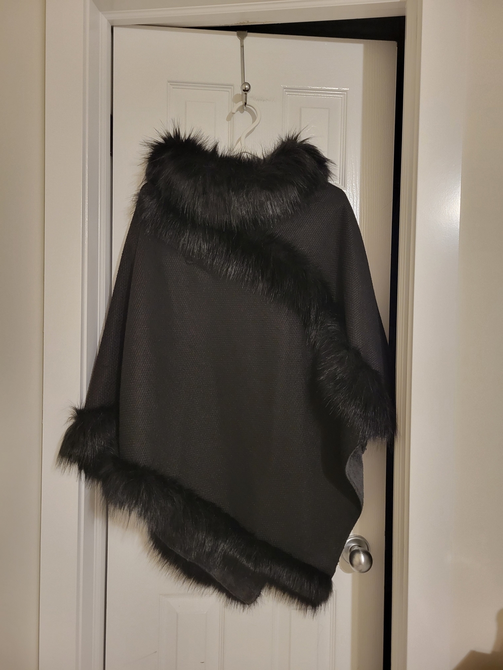 Donna And Robin By Artisan Black Faux-Fur Trim Plush Lined Poncho Jacket